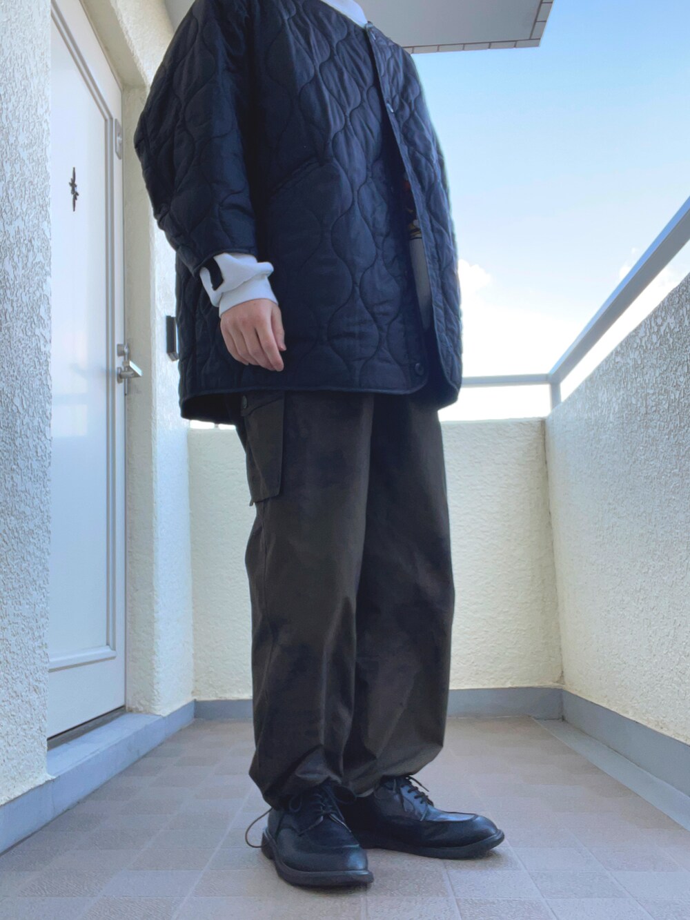 グリーン系のカーゴパンツ、ブラック系のその他シューズ、ホワイト系のスウェットを着用したメンズの冬コーディネートの2枚目の写真