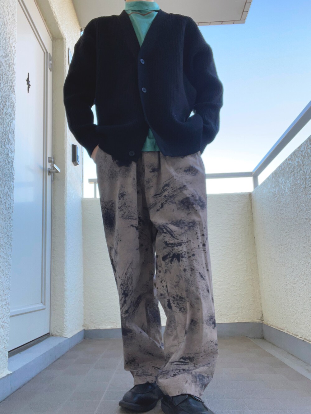 「カーディガン、トレンド、柄パンツ、スラックス、タートルネック、大学生、ワイドパンツ、革靴、プチプラ、古着MIX、ootd、ニコアンド、カジュアルコーデ、ブラウンコーデ、未来のWEARISTAプロジェクト」｜「niko and...のフェイクレザーUチップシューズ（その他シューズ、ブラック系）」を使った、ゆづき　さん（メンズ・172cm）の冬コーディネートの3枚目の写真