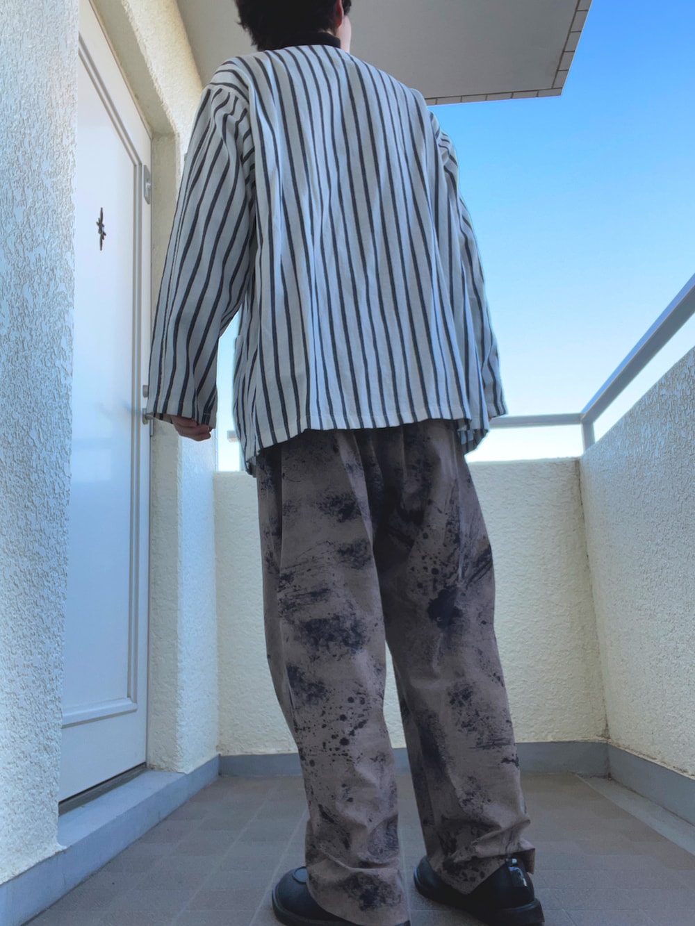 「柄パンツ、柄シャツ、モノトーン、オーバーサイズ、プチプラ、ストライプシャツ、柄×柄、ラフ、ベージュコーデ、ニコアンド、今日のコーデ、オトナカジュアル、秋冬コーデ、スリーピングシャツ、未来のWEARISTAプロジェクト」｜「niko and...のフェイクレザーUチップシューズ（その他シューズ、ブラック系）」を使った、ゆづき　さん（メンズ・172cm）の冬コーディネートの3枚目の写真