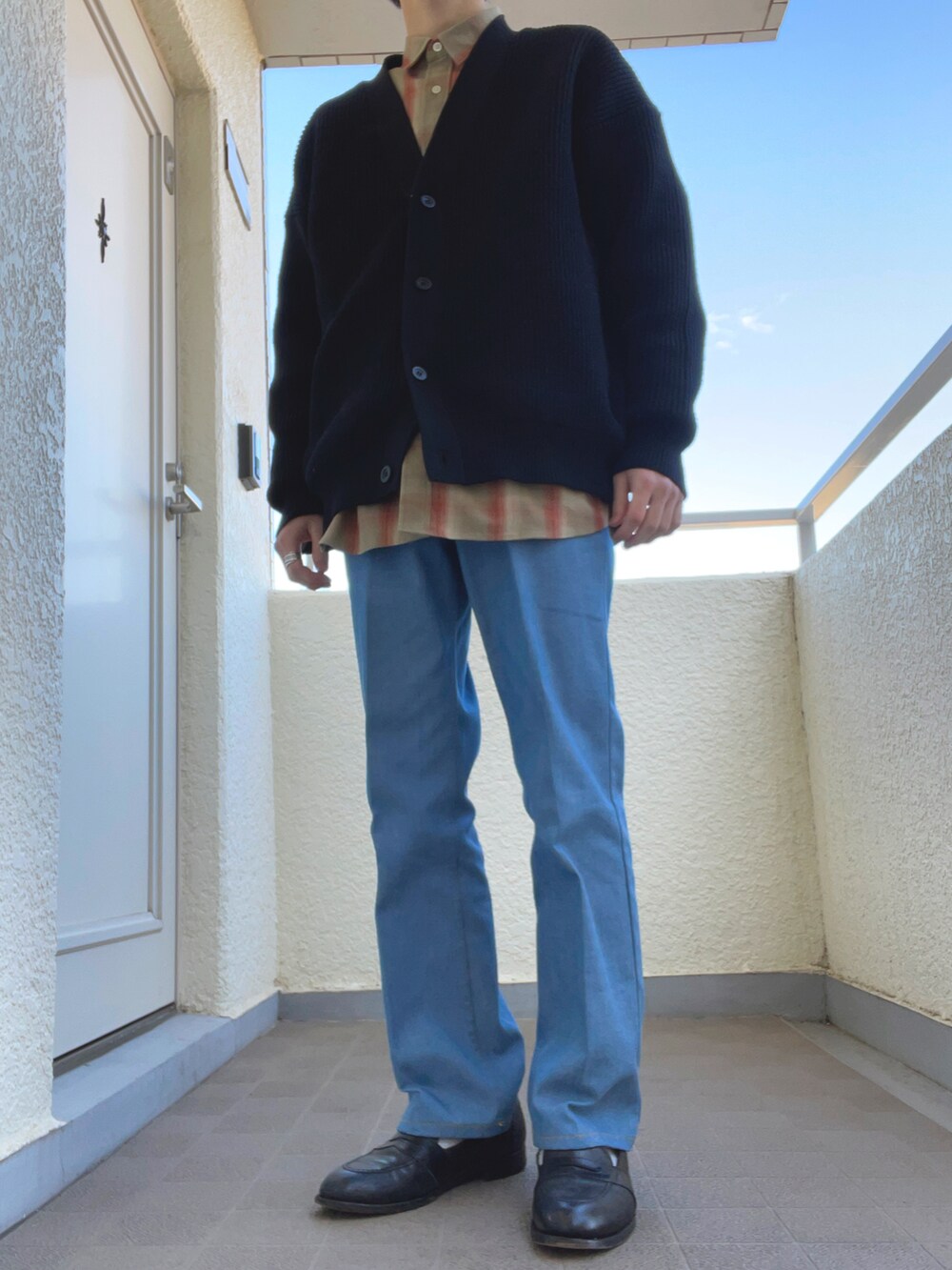 「クリスマスに着たい服、シンプルコーデ、カーディガン、チェックシャツ、チェック、シャツスタイル、デニム、リーバイス、ニコアンド、秋冬コーデ、ブラック、きれいめカジュアル、カジュアル、古着MIX、オトナカジュアル」｜「Levi'sのアイテム（デニムパンツ、ブルー系）」を使った、ゆづき　さん（メンズ・172cm）の冬コーディネートの2枚目の写真