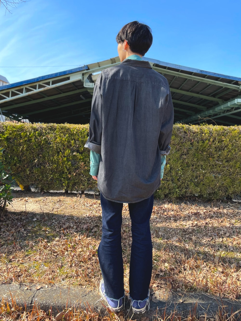 「春、シンプル、レイヤードスタイル、淡色コーデ、古着MIX、レースアップシューズ、シャツスタイル、チロリアン、タートルネック、今日のコーデ、はるコーデ、きれいめカジュアル、デニム、CT70s、グリーン」|「CONVERSEのアイテム(スニーカー、ブルー系)」を使った、ゆづき さん(メンズ・172cm)の冬コーディネートの2枚目の写真