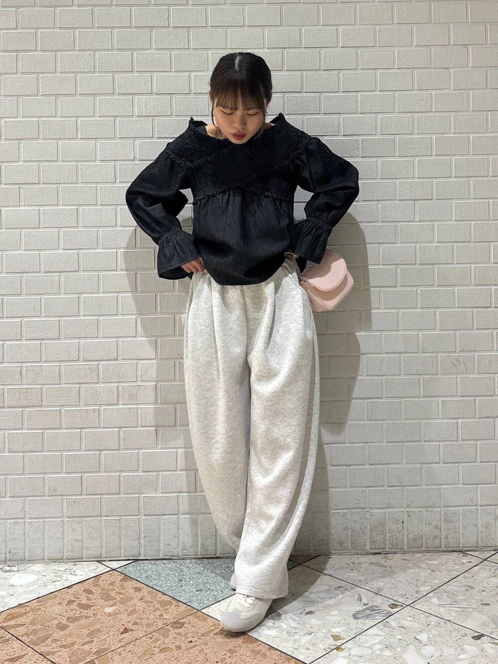「カジュアル、着痩せ・細見え、差し色コーデ、LOWRYS FARM、春コーデ、スウェットパンツ、ブラウス、スニーカー」｜「LOWRYS FARMのステンレスデザインネックレス　 136325（ネックレス、シルバー系）」を使った、chipiさん（レディース・158cm）の冬コーディネートの4枚目の写真
