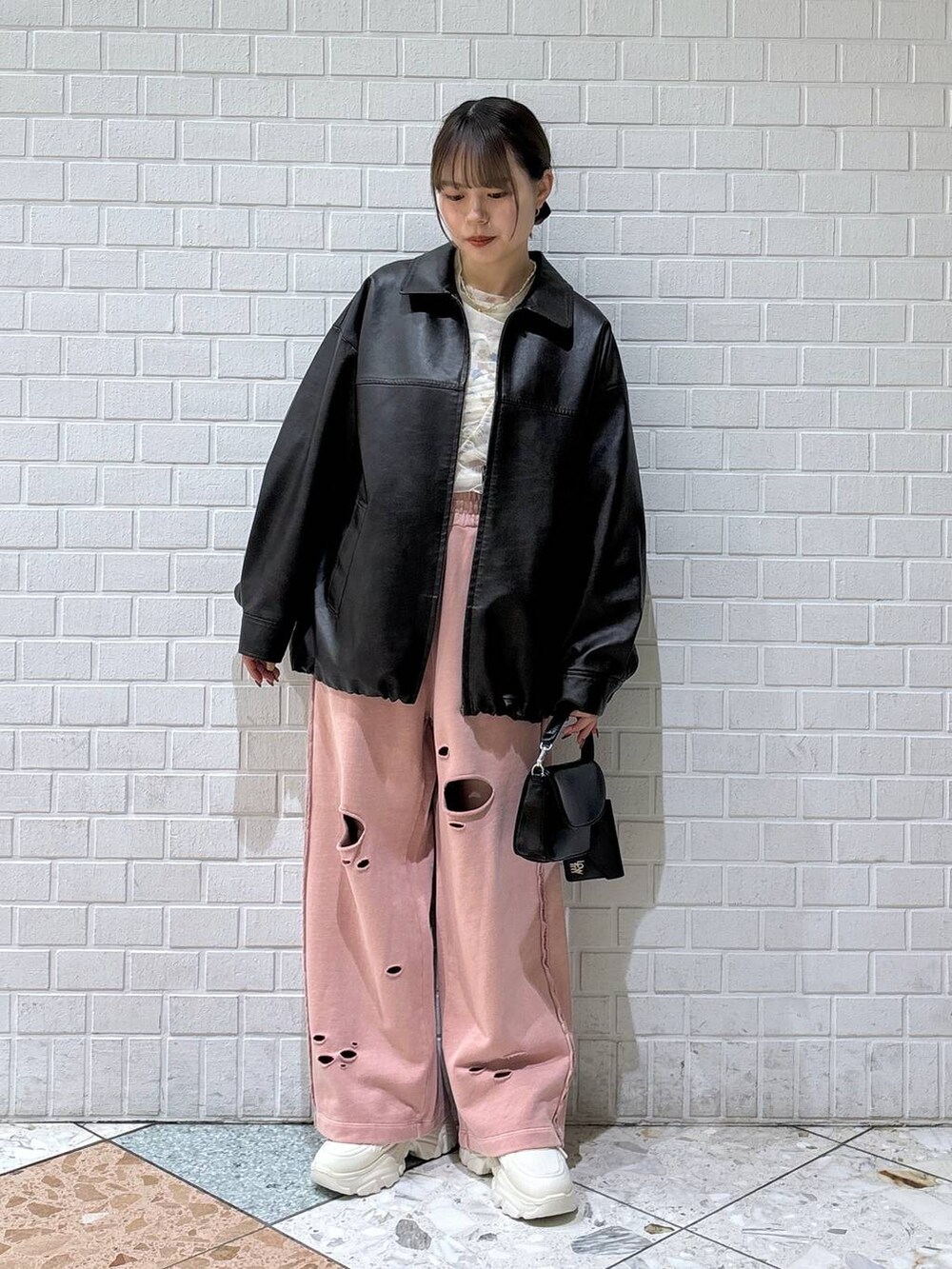 「カジュアル、着痩せ・細見え、差し色コーデ、LOWRYS FARM、冬コーデ、春コーデ、レザー、スウェットパンツ、アウター」｜「LOWRYS FARMの２レンパールネックレス　191584（ネックレス、ホワイト系）」を使った、chipiさん（レディース・158cm）の冬コーディネートの6枚目の写真