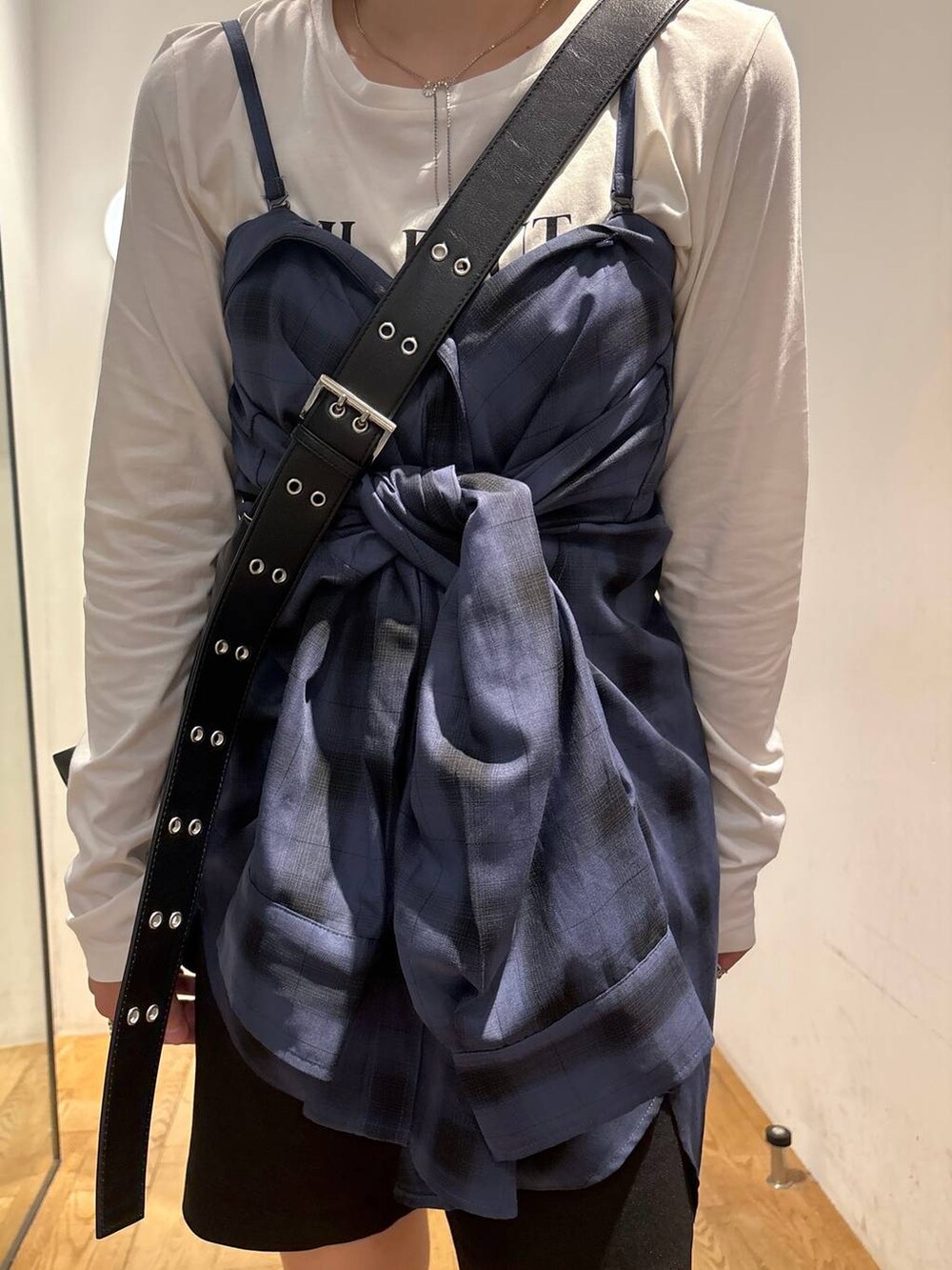 ブルー系のシャツ/ブラウス、ブラック系のボディバッグ/ウエストポーチ、ブラック系のブーツを着用したレディースの夏コーディネートの6枚目の写真