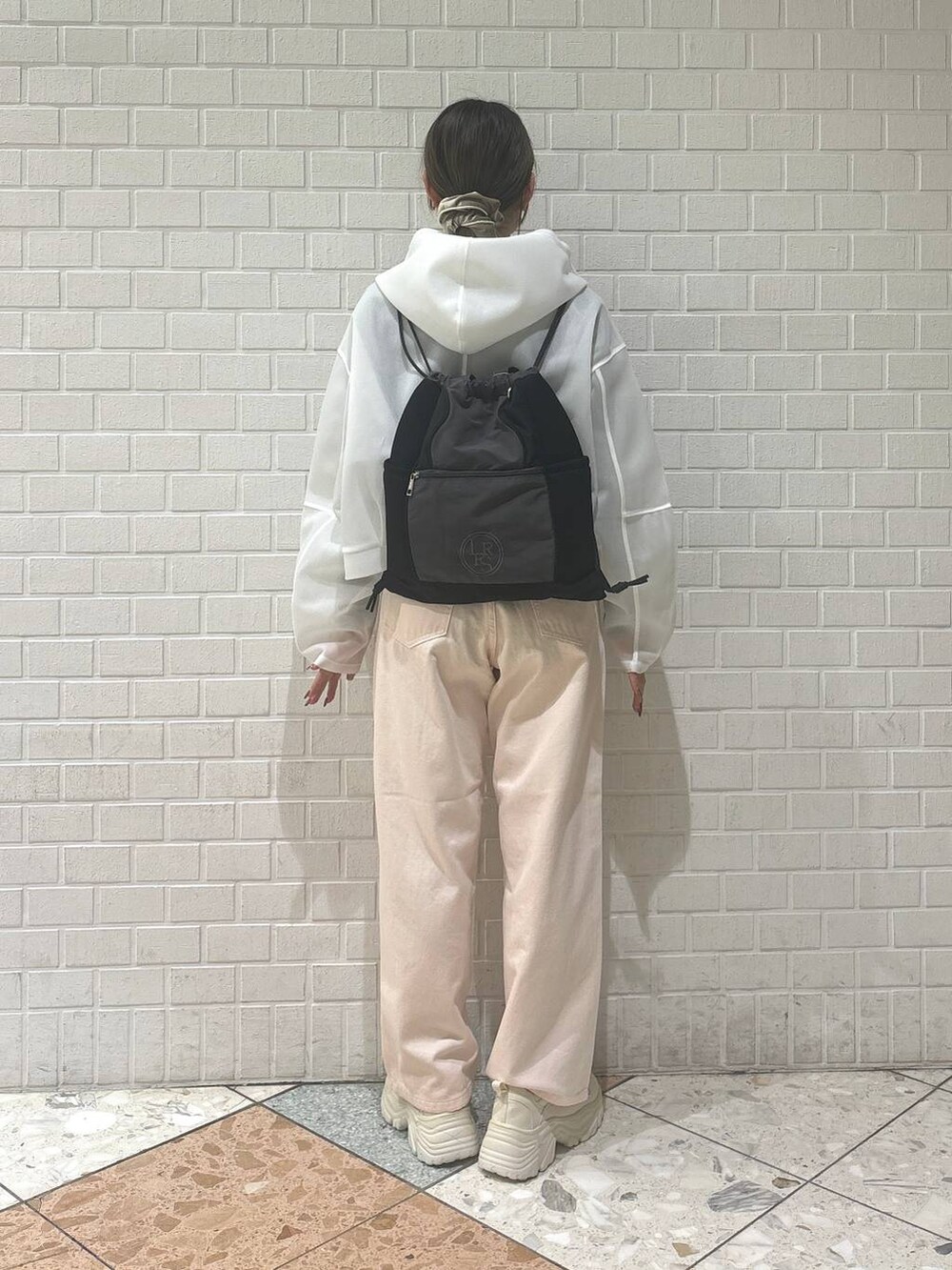 「カジュアル、着痩せ・細見え、差し色コーデ、LOWRYS FARM、春コーデ、デニムパンツ、パーカー」｜「LOWRYS FARMのステンレスデザインネックレス　 136325（ネックレス、シルバー系）」を使った、chipiさん（レディース・158cm）の冬コーディネートの3枚目の写真