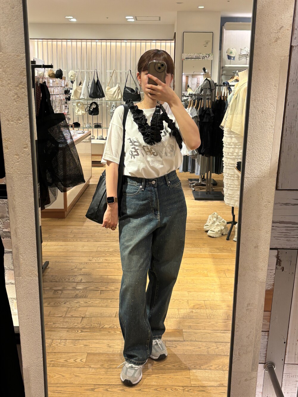 「LOWRYS FARM、夏コーデ、デニム、カジュアルコーデ」｜「LOWRYS FARMのビジューデニムパンツ　115247（デニムパンツ、ブルー系）」を使った、chipiさん（骨格ストレート・レディース・158cm）の春コーディネートの2枚目の写真