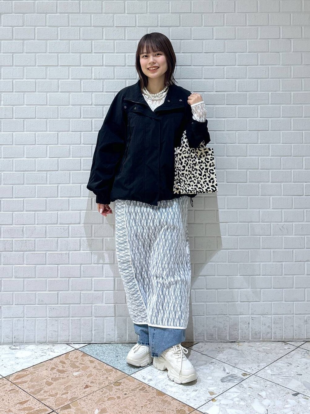 「カジュアル、着痩せ・細見え、差し色コーデ、LOWRYS FARM、春服みてみて、春コーデ、ワンピース、デニムパンツ」|「LOWRYS FARMのパールタレンネックレス 249411(ネックレス、ベージュ系)」を使った、chipiさん(レディース・158cm)の春コーディネートの6枚目の写真