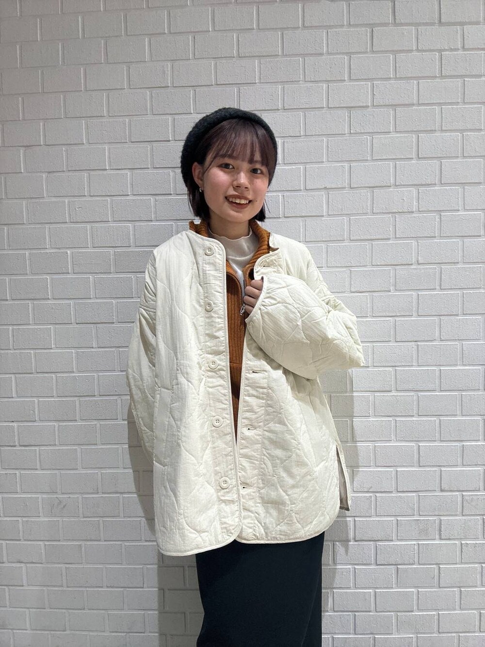 「LOWRYS FARM、冬コーデ、秋コーデ、ブーツ、アウター、スカート、カジュアル、着痩せ・細見え、差し色コーデ」｜「LOWRYS FARMのキルティングブルゾン 116441（ブルゾン、ホワイト系）」を使った、chipiさん（骨格ストレート・レディース・158cm）の秋コーディネートの4枚目の写真