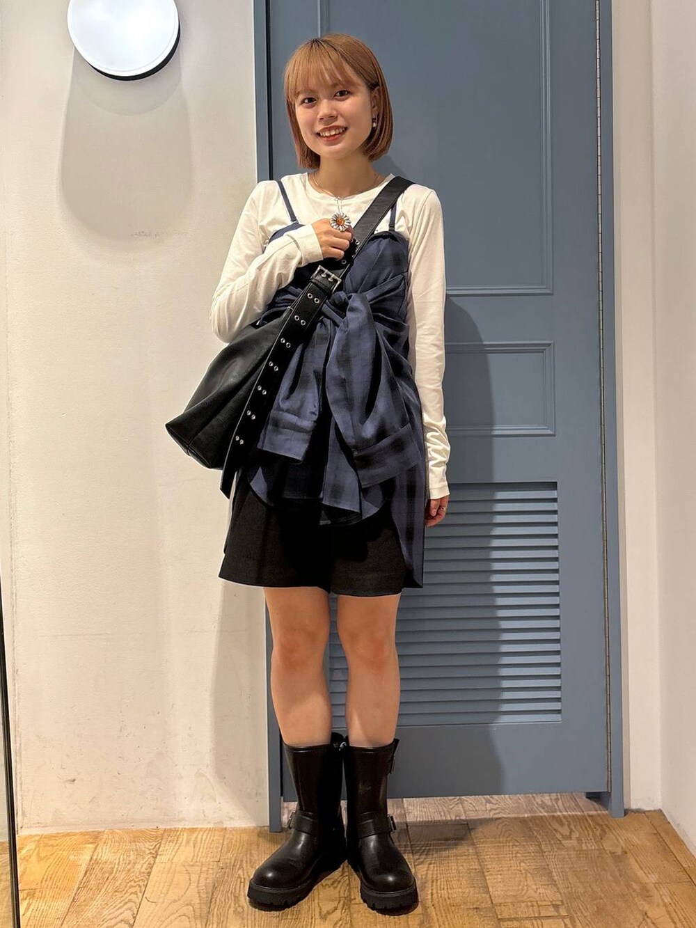 ブルー系のシャツ/ブラウス、ブラック系のボディバッグ/ウエストポーチ、ブラック系のブーツを着用したレディースの夏コーディネートの4枚目の写真