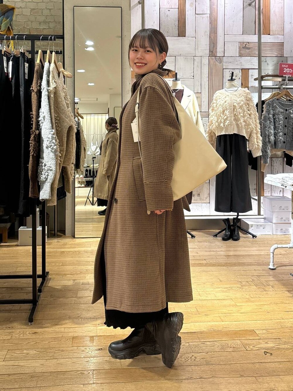 「カジュアル、着痩せ・細見え、差し色コーデ、LOWRYS FARM、冬コーデ、冬アウター、スカート、ブーツ」｜「LOWRYS FARMのヤワラカルイ２ＷＡＹショルダーＢＡＧ 115210（ショルダーバッグ、ホワイト系）」を使った、chipiさん（レディース・158cm）の冬コーディネートの2枚目の写真