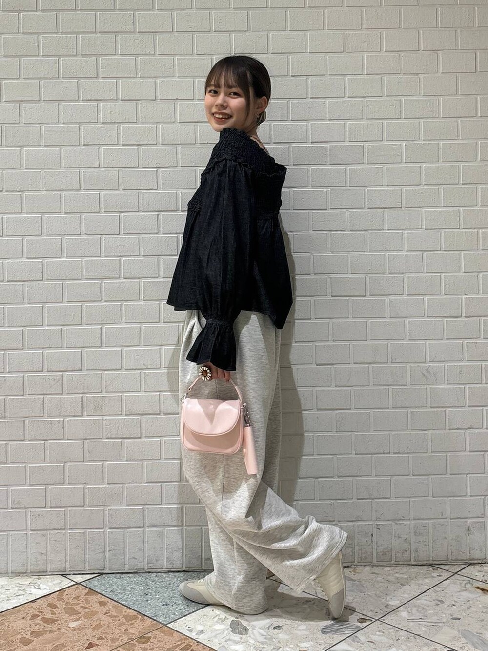 「カジュアル、着痩せ・細見え、差し色コーデ、LOWRYS FARM、春コーデ、スウェットパンツ、ブラウス、スニーカー」｜「LOWRYS FARMのステンレスデザインネックレス　 136325（ネックレス、シルバー系）」を使った、chipiさん（レディース・158cm）の冬コーディネートの2枚目の写真