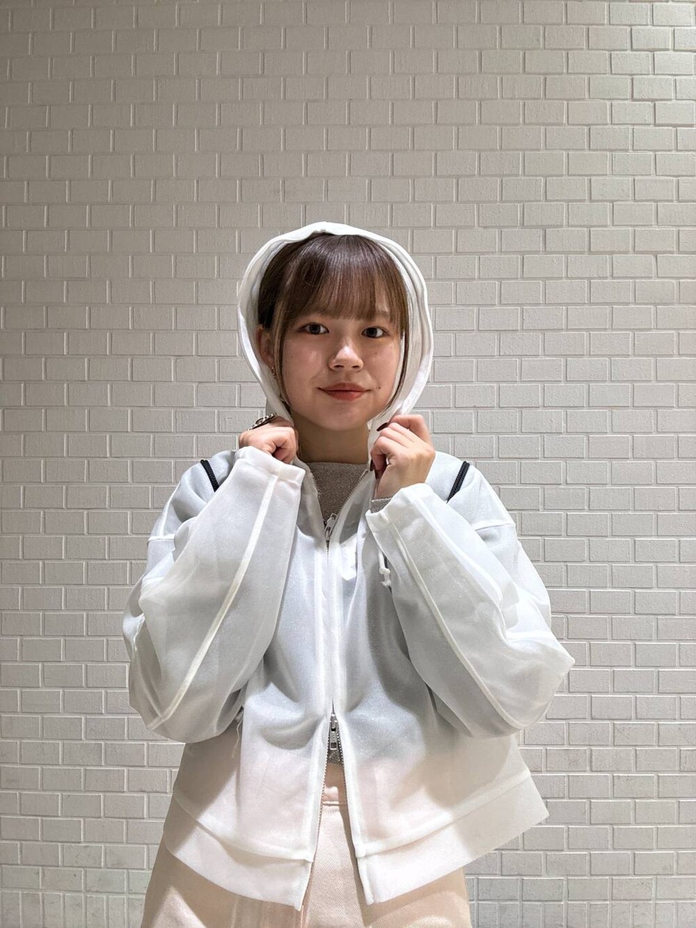 「カジュアル、着痩せ・細見え、差し色コーデ、LOWRYS FARM、春コーデ、デニムパンツ、パーカー」｜「LOWRYS FARMのステンレスデザインネックレス　 136325（ネックレス、シルバー系）」を使った、chipiさん（レディース・158cm）の冬コーディネートの8枚目の写真