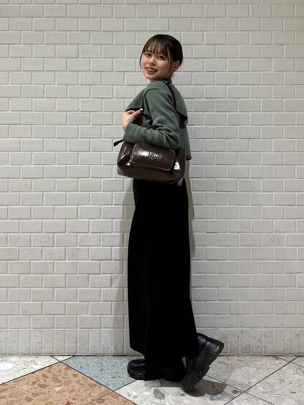 「カジュアル、着痩せ・細見え、差し色コーデ、LOWRYS FARM、アウター、冬コーデ、秋コーデ、スカート、ニット」|「LOWRYS FARMのウールライクスタンドコート 116473(ステンカラーコート、ブラック系)」を使った、chipiさん(レディース・158cm)の冬コーディネートの5枚目の写真