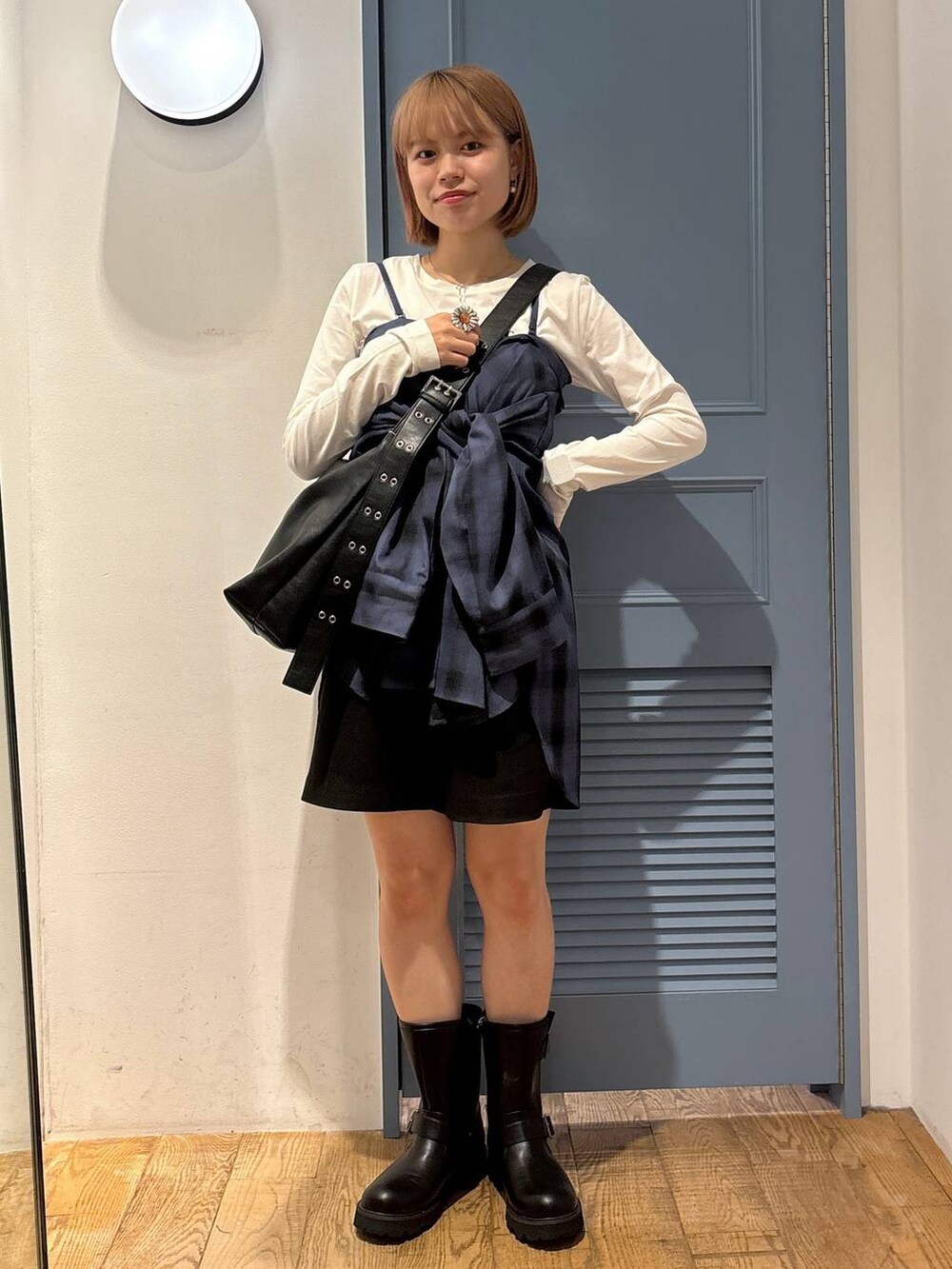 ブルー系のシャツ/ブラウス、ブラック系のボディバッグ/ウエストポーチ、ブラック系のブーツを着用したレディースの夏コーディネートの5枚目の写真