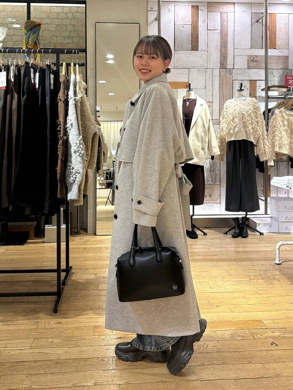 「カジュアル、着痩せ・細見え、差し色コーデ、LOWRYS FARM、冬コーデ、冬アウター、春コーデ、春アウター、ロングコート」｜「LOWRYS FARMのストレッチスニーカーブーツ　133385（ブーツ、ブラック系）」を使った、chipiさん（レディース・158cm）の冬コーディネートの2枚目の写真