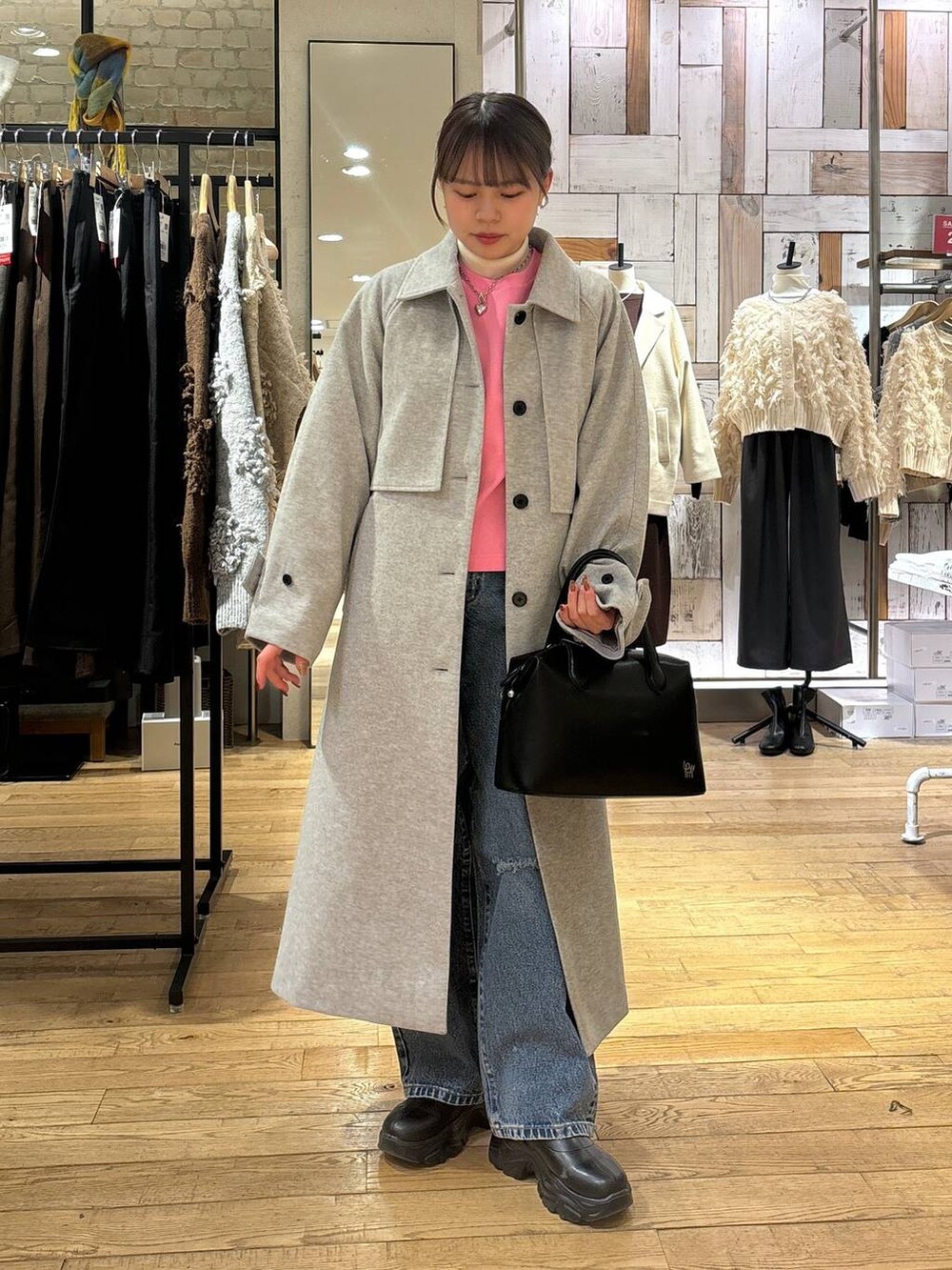 「カジュアル、着痩せ・細見え、差し色コーデ、LOWRYS FARM、冬コーデ、冬アウター、春コーデ、春アウター、ロングコート」｜「LOWRYS FARMのストレッチスニーカーブーツ　133385（ブーツ、ブラック系）」を使った、chipiさん（レディース・158cm）の冬コーディネートの4枚目の写真