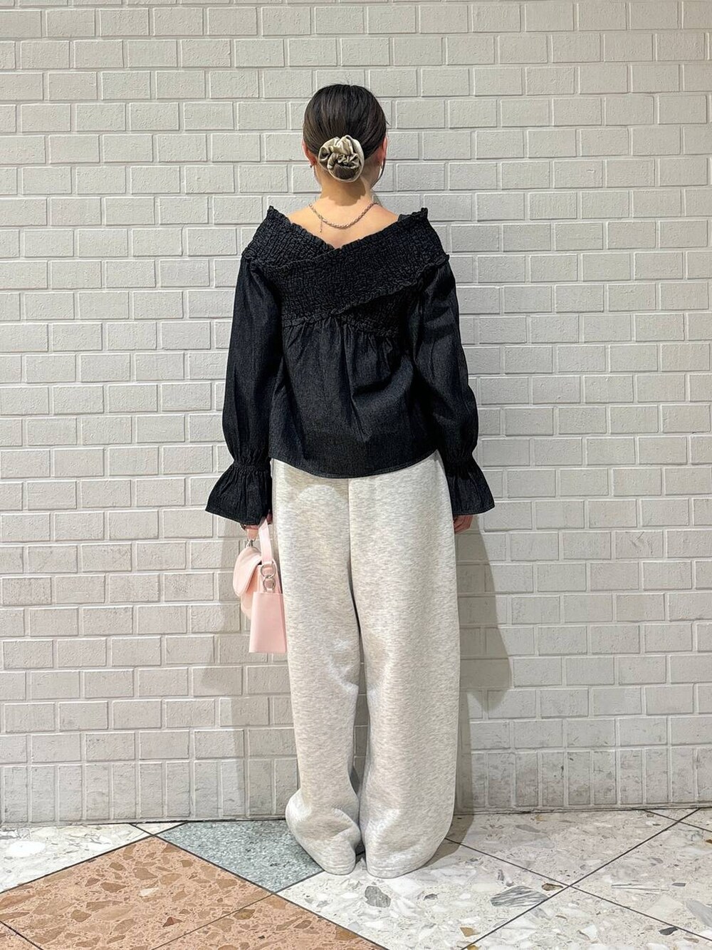 「カジュアル、着痩せ・細見え、差し色コーデ、LOWRYS FARM、春コーデ、スウェットパンツ、ブラウス、スニーカー」｜「LOWRYS FARMのステンレスデザインネックレス　 136325（ネックレス、シルバー系）」を使った、chipiさん（レディース・158cm）の冬コーディネートの3枚目の写真