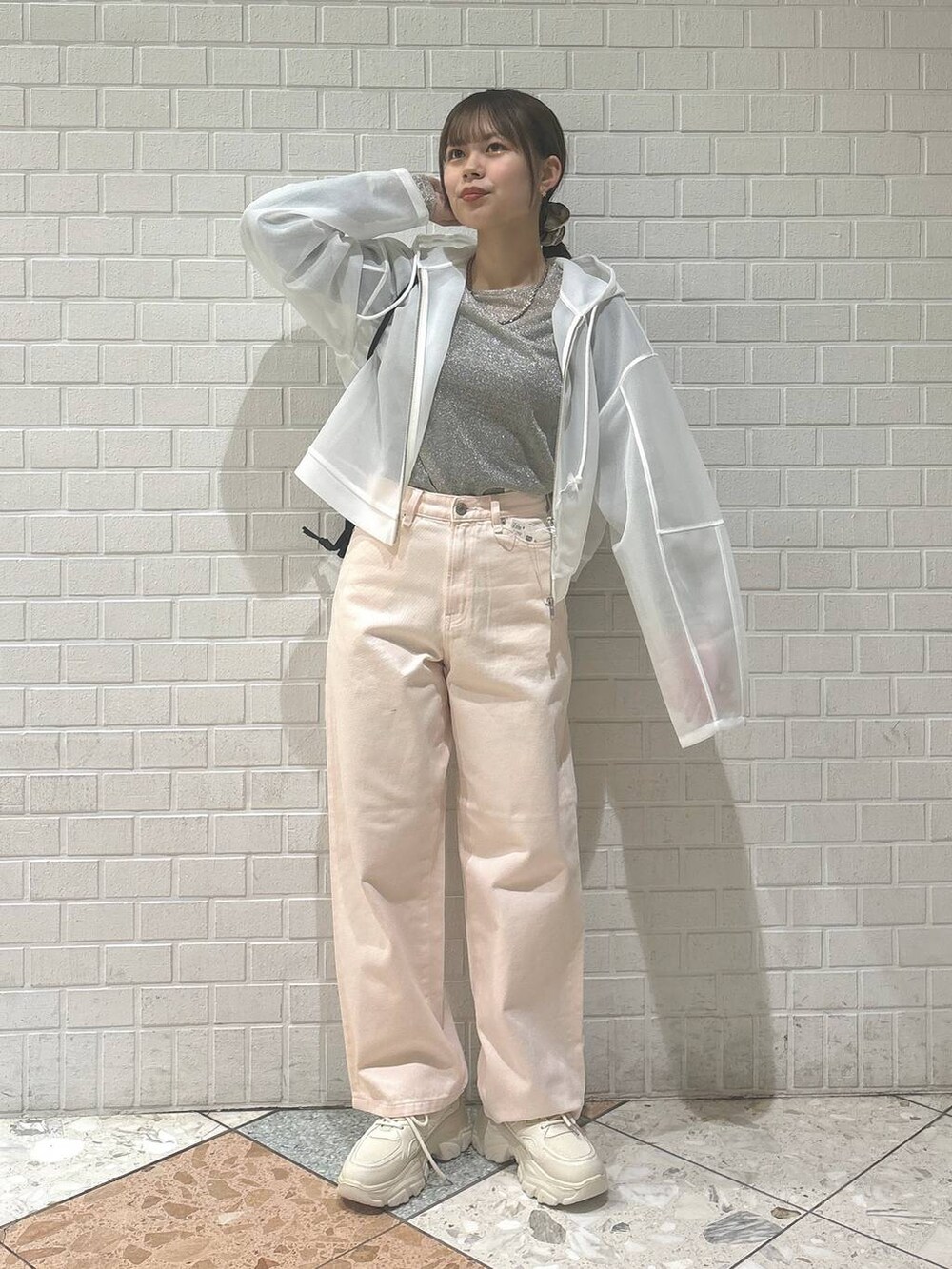 「カジュアル、着痩せ・細見え、差し色コーデ、LOWRYS FARM、春コーデ、デニムパンツ、パーカー」｜「LOWRYS FARMのステンレスデザインネックレス　 136325（ネックレス、シルバー系）」を使った、chipiさん（レディース・158cm）の冬コーディネートの7枚目の写真