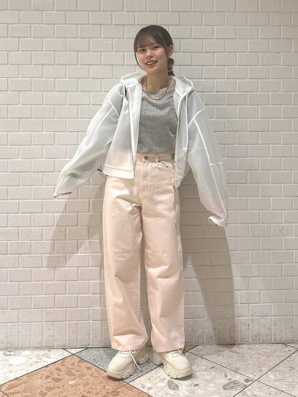 「カジュアル、着痩せ・細見え、差し色コーデ、LOWRYS FARM、春コーデ、デニムパンツ、パーカー」｜「LOWRYS FARMのステンレスデザインネックレス　 136325（ネックレス、シルバー系）」を使った、chipiさん（レディース・158cm）の冬コーディネートの6枚目の写真