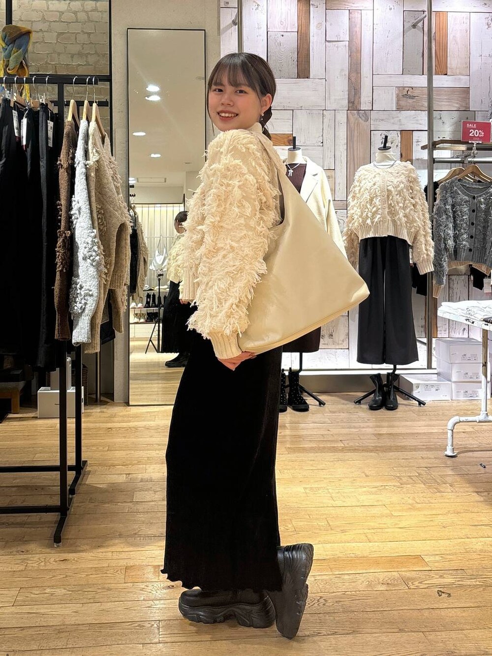 「カジュアル、着痩せ・細見え、差し色コーデ、LOWRYS FARM、冬コーデ、春コーデ、カーディガン、スカート」｜「LOWRYS FARMのヤワラカルイ２ＷＡＹショルダーＢＡＧ 115210（ショルダーバッグ、ホワイト系）」を使った、chipiさん（レディース・158cm）の冬コーディネートの2枚目の写真