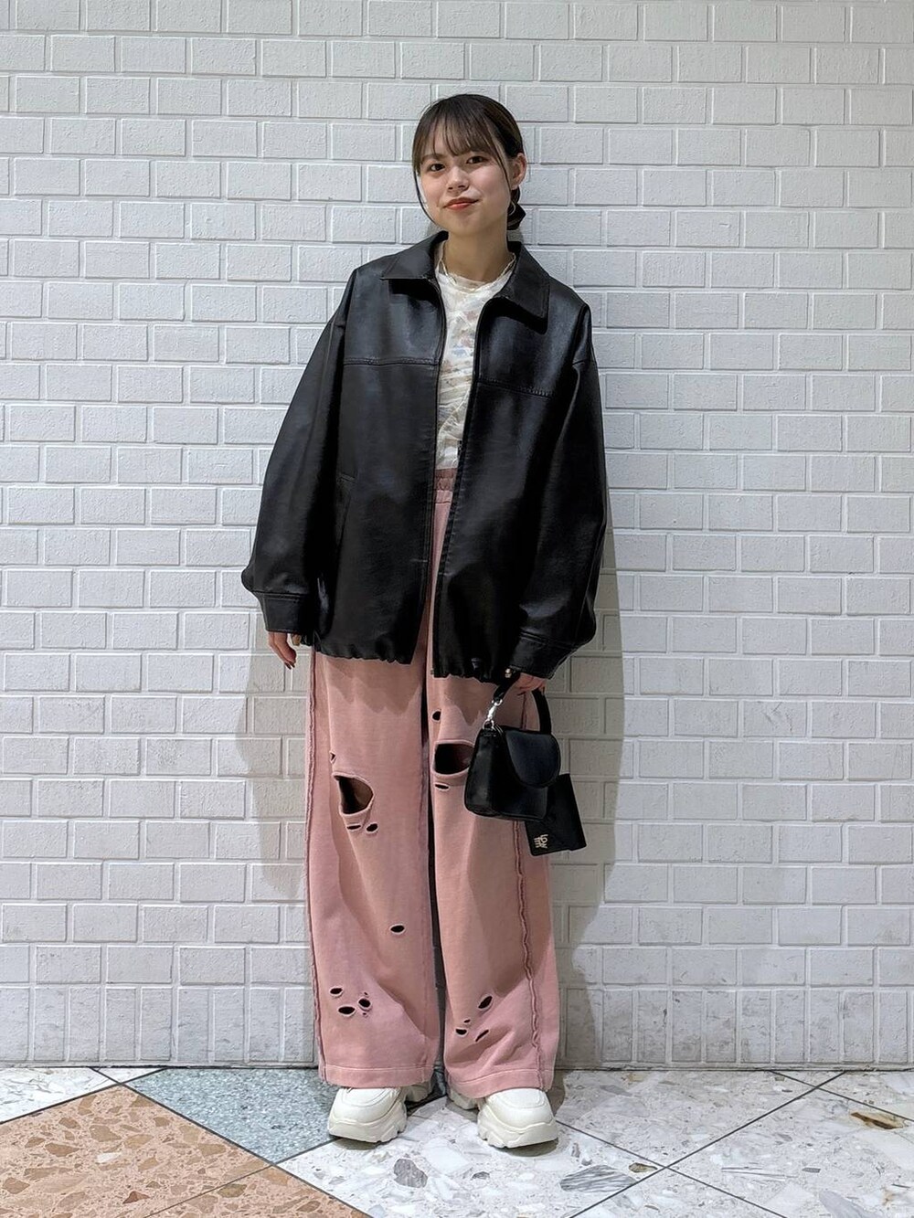「カジュアル、着痩せ・細見え、差し色コーデ、LOWRYS FARM、冬コーデ、春コーデ、レザー、スウェットパンツ、アウター」｜「LOWRYS FARMの２レンパールネックレス　191584（ネックレス、ホワイト系）」を使った、chipiさん（レディース・158cm）の冬コーディネートの5枚目の写真