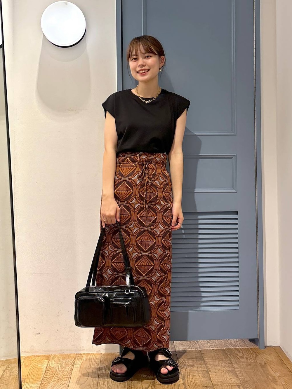 「カジュアル、着痩せ・細見え、差し色コーデ、LOWRYS FARM、春コーデ、夏コーデ、スカート、大人女子カジュアル_LOWRYS FARM、大人カジュアル」|「LOWRYS FARMのパールツキバンス 111663(バレッタ/ヘアクリップ、ブラック系)」を使った、chipiさん(骨格ストレート・レディース・158cm)の夏コーディネートの4枚目の写真