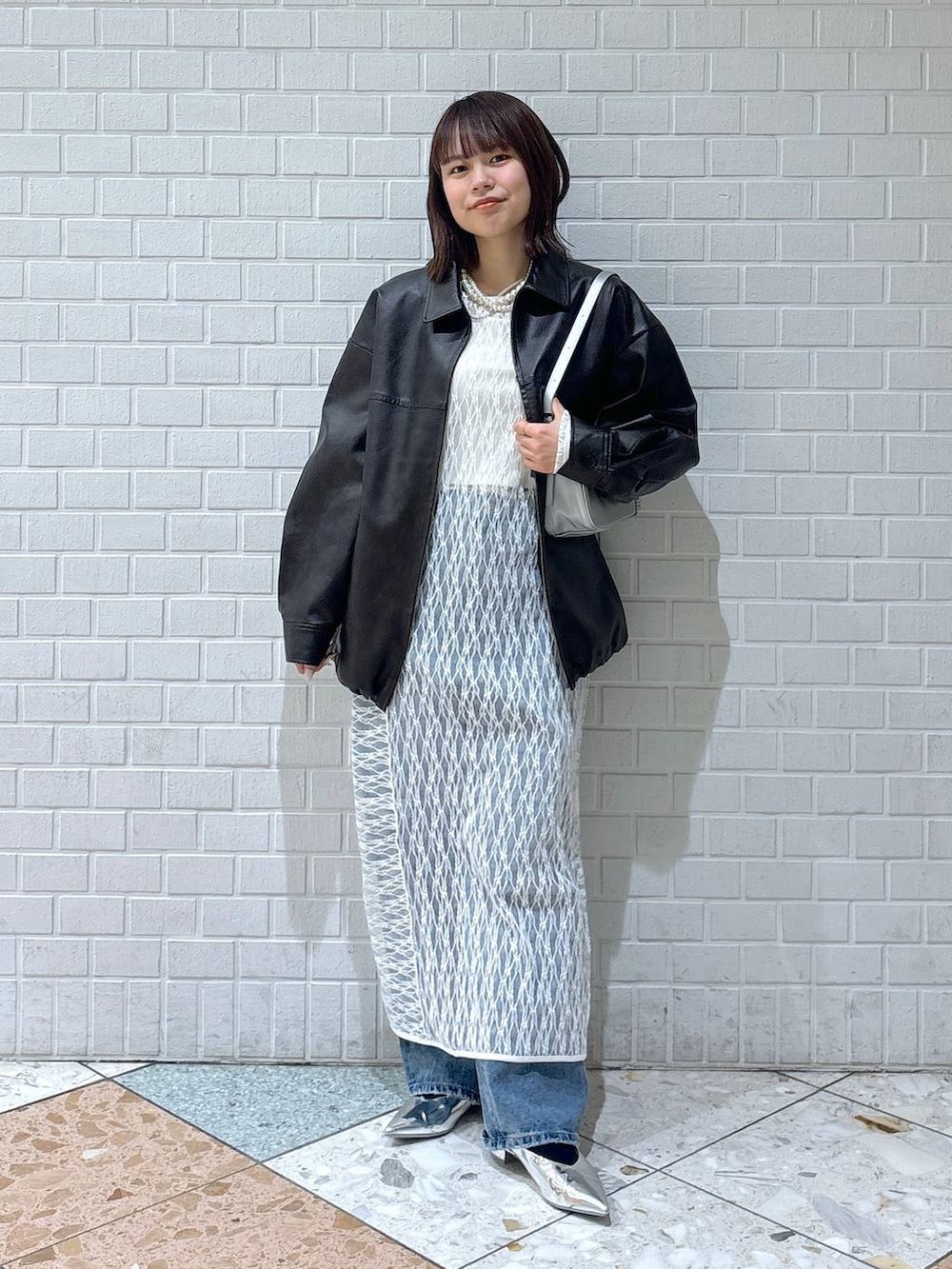 「カジュアル、着痩せ・細見え、差し色コーデ、LOWRYS FARM、レイヤードスタイル、デニムパンツ、ワンピース、レザー、春コーデ」|「LOWRYS FARMのパールタレンネックレス 249411(ネックレス、ベージュ系)」を使った、chipiさん(レディース・158cm)の春コーディネートの6枚目の写真