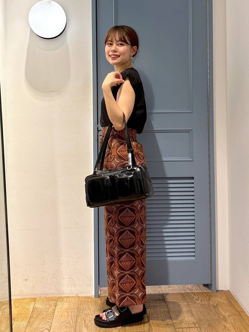 「カジュアル、着痩せ・細見え、差し色コーデ、LOWRYS FARM、春コーデ、夏コーデ、スカート、大人女子カジュアル_LOWRYS FARM、大人カジュアル」|「LOWRYS FARMのパールツキバンス 111663(バレッタ/ヘアクリップ、ブラック系)」を使った、chipiさん(骨格ストレート・レディース・158cm)の夏コーディネートの2枚目の写真