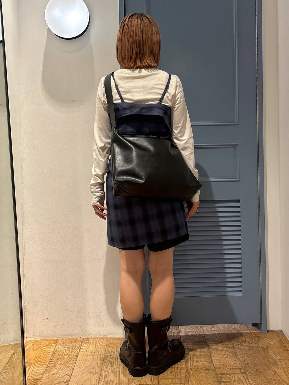 ブルー系のシャツ/ブラウス、ブラック系のボディバッグ/ウエストポーチ、ブラック系のブーツを着用したレディースの夏コーディネートの3枚目の写真