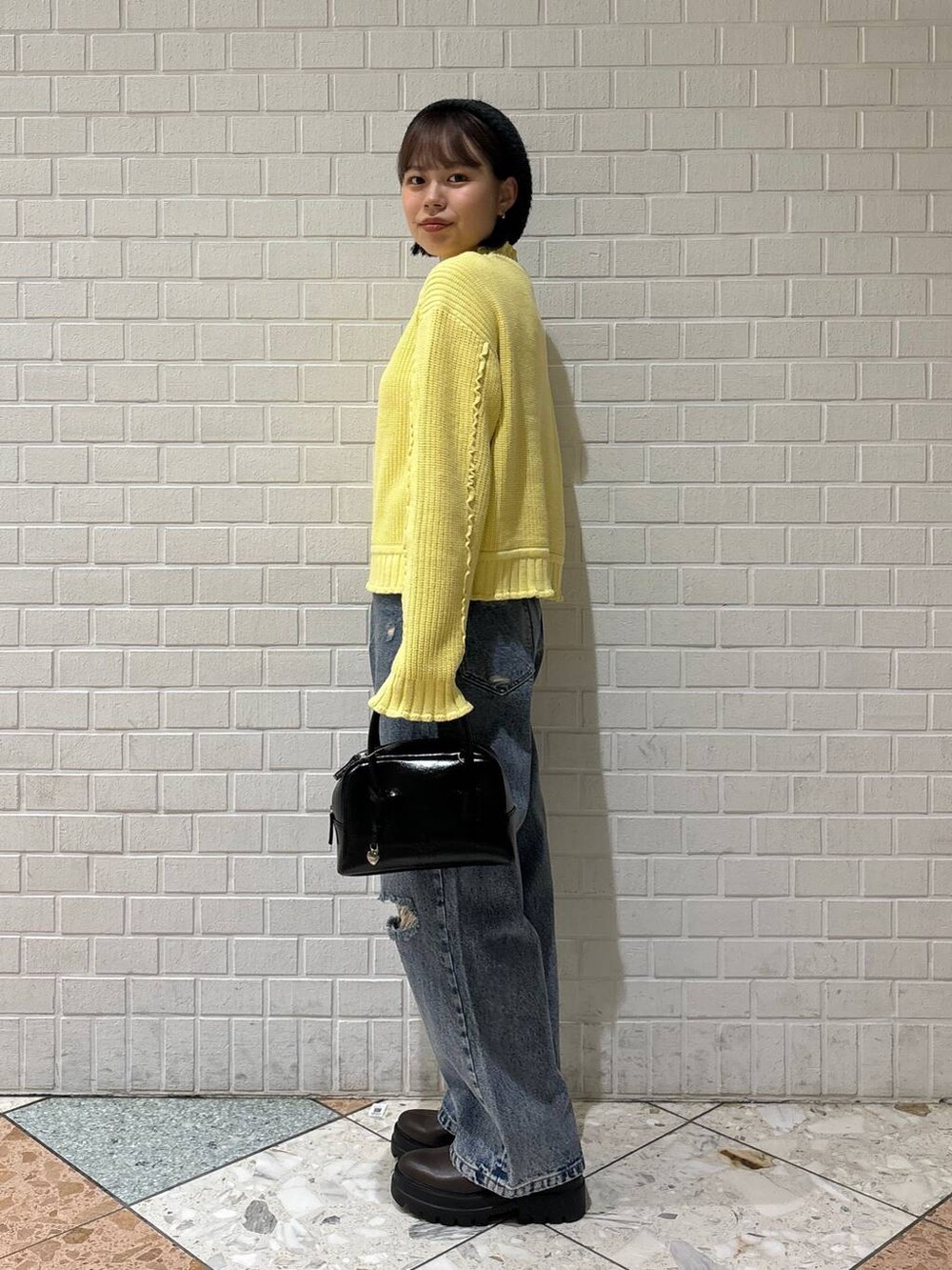 「カジュアル、着痩せ・細見え、差し色コーデ、秋コーデ、冬コーデ、ニット、デニムパンツ、ベレー帽、LOWRYS FARM」｜「LOWRYS FARMのＣＯＮＥ／ワイドストレートパンツ　 131356（デニムパンツ、ブルー系）」を使った、chipiさん（骨格ストレート・レディース・158cm）の秋コーディネートの2枚目の写真