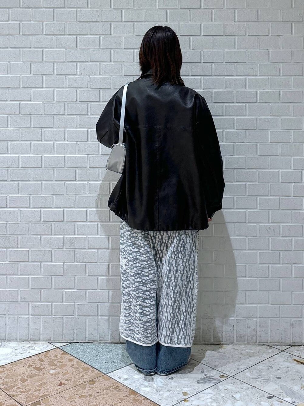 「カジュアル、着痩せ・細見え、差し色コーデ、LOWRYS FARM、レイヤードスタイル、デニムパンツ、ワンピース、レザー、春コーデ」|「LOWRYS FARMのパールタレンネックレス 249411(ネックレス、ベージュ系)」を使った、chipiさん(レディース・158cm)の春コーディネートの2枚目の写真