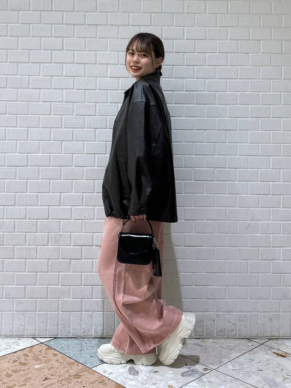 「カジュアル、着痩せ・細見え、差し色コーデ、LOWRYS FARM、冬コーデ、春コーデ、レザー、スウェットパンツ、アウター」｜「LOWRYS FARMの２レンパールネックレス　191584（ネックレス、ホワイト系）」を使った、chipiさん（レディース・158cm）の冬コーディネートの2枚目の写真