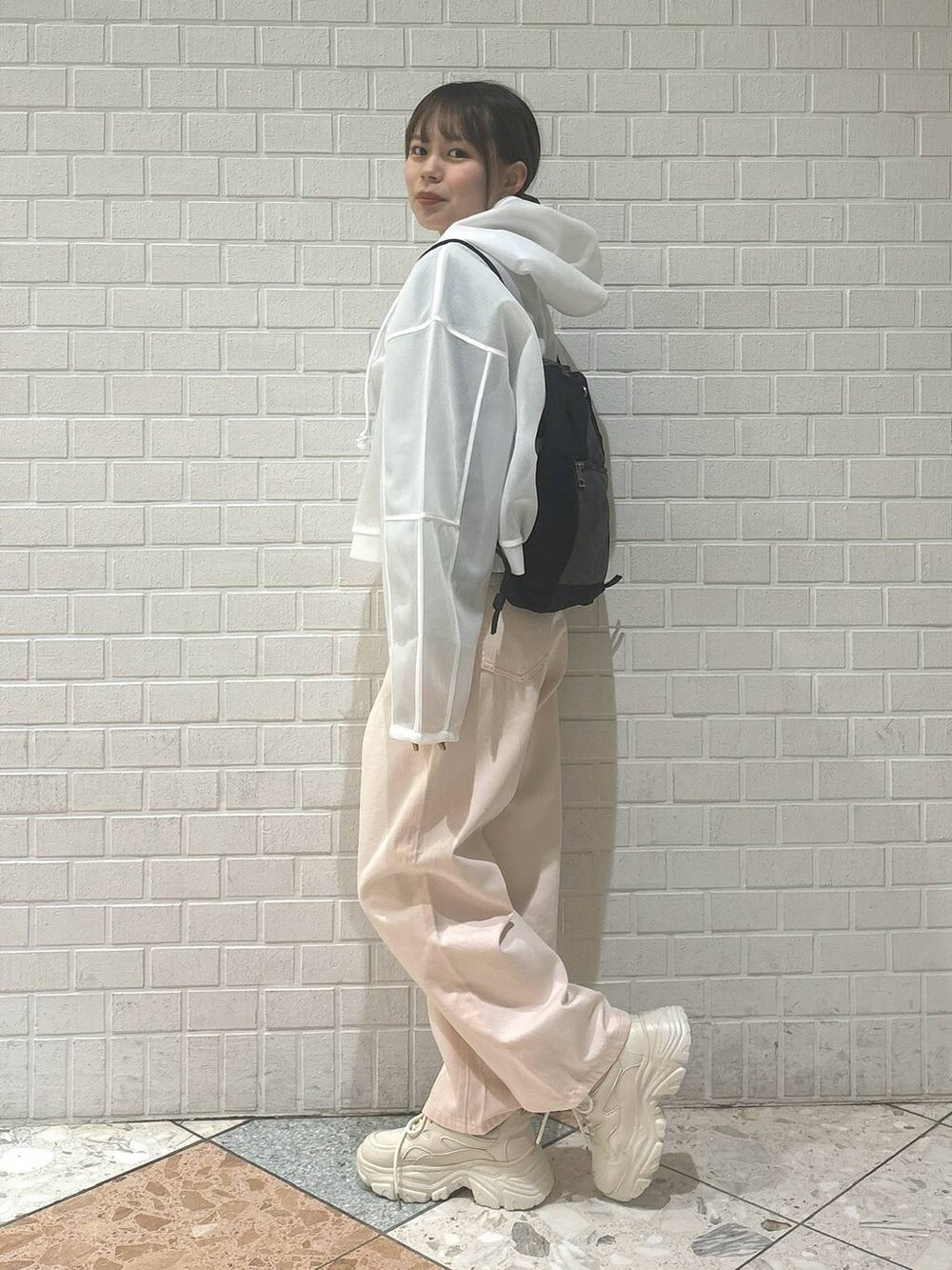 「カジュアル、着痩せ・細見え、差し色コーデ、LOWRYS FARM、春コーデ、デニムパンツ、パーカー」｜「LOWRYS FARMのステンレスデザインネックレス　 136325（ネックレス、シルバー系）」を使った、chipiさん（レディース・158cm）の冬コーディネートの2枚目の写真