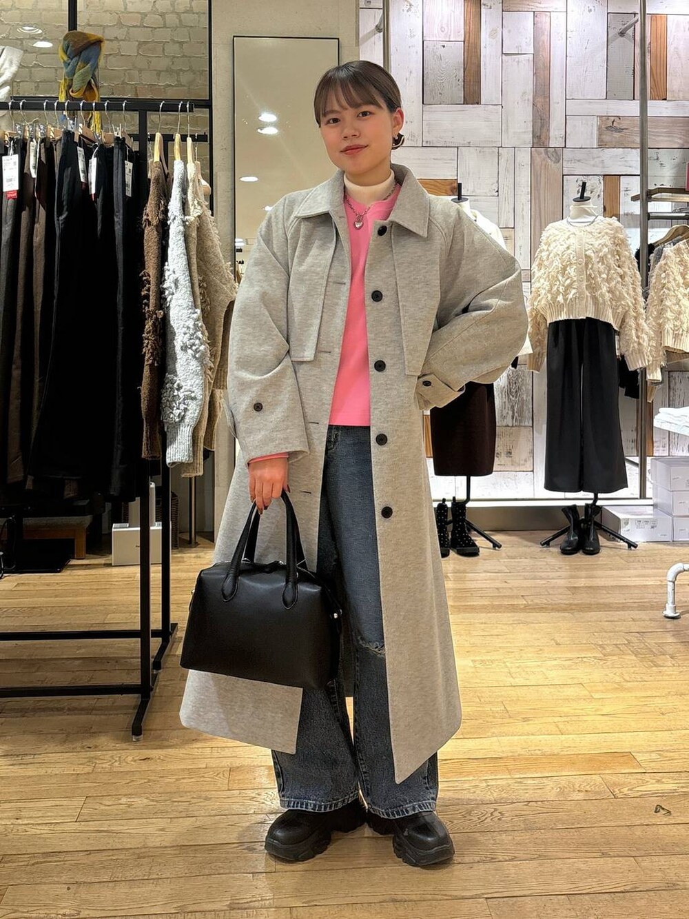 「カジュアル、着痩せ・細見え、差し色コーデ、LOWRYS FARM、冬コーデ、冬アウター、春コーデ、春アウター、ロングコート」｜「LOWRYS FARMのストレッチスニーカーブーツ　133385（ブーツ、ブラック系）」を使った、chipiさん（レディース・158cm）の冬コーディネートの5枚目の写真