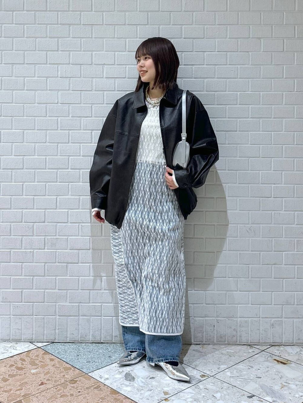 「カジュアル、着痩せ・細見え、差し色コーデ、LOWRYS FARM、レイヤードスタイル、デニムパンツ、ワンピース、レザー、春コーデ」|「LOWRYS FARMのパールタレンネックレス 249411(ネックレス、ベージュ系)」を使った、chipiさん(レディース・158cm)の春コーディネートの5枚目の写真
