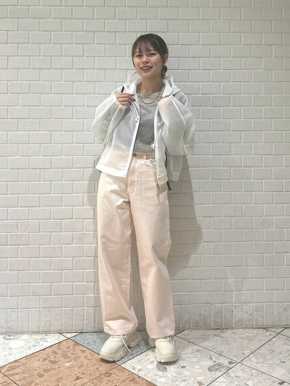 「カジュアル、着痩せ・細見え、差し色コーデ、LOWRYS FARM、春コーデ、デニムパンツ、パーカー」｜「LOWRYS FARMのステンレスデザインネックレス　 136325（ネックレス、シルバー系）」を使った、chipiさん（レディース・158cm）の冬コーディネートの5枚目の写真
