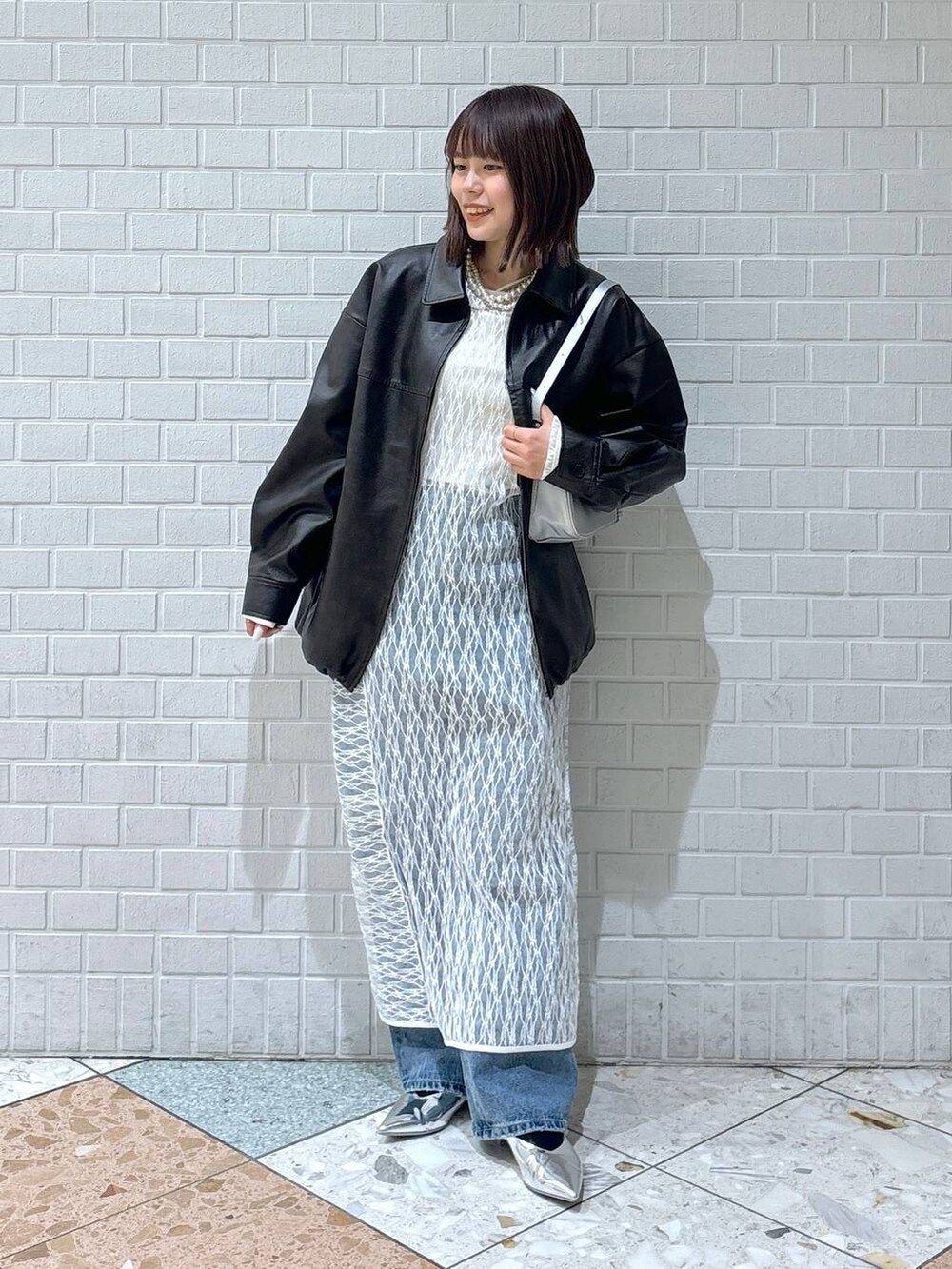 「カジュアル、着痩せ・細見え、差し色コーデ、LOWRYS FARM、レイヤードスタイル、デニムパンツ、ワンピース、レザー、春コーデ」|「LOWRYS FARMのパールタレンネックレス 249411(ネックレス、ベージュ系)」を使った、chipiさん(レディース・158cm)の春コーディネートの4枚目の写真