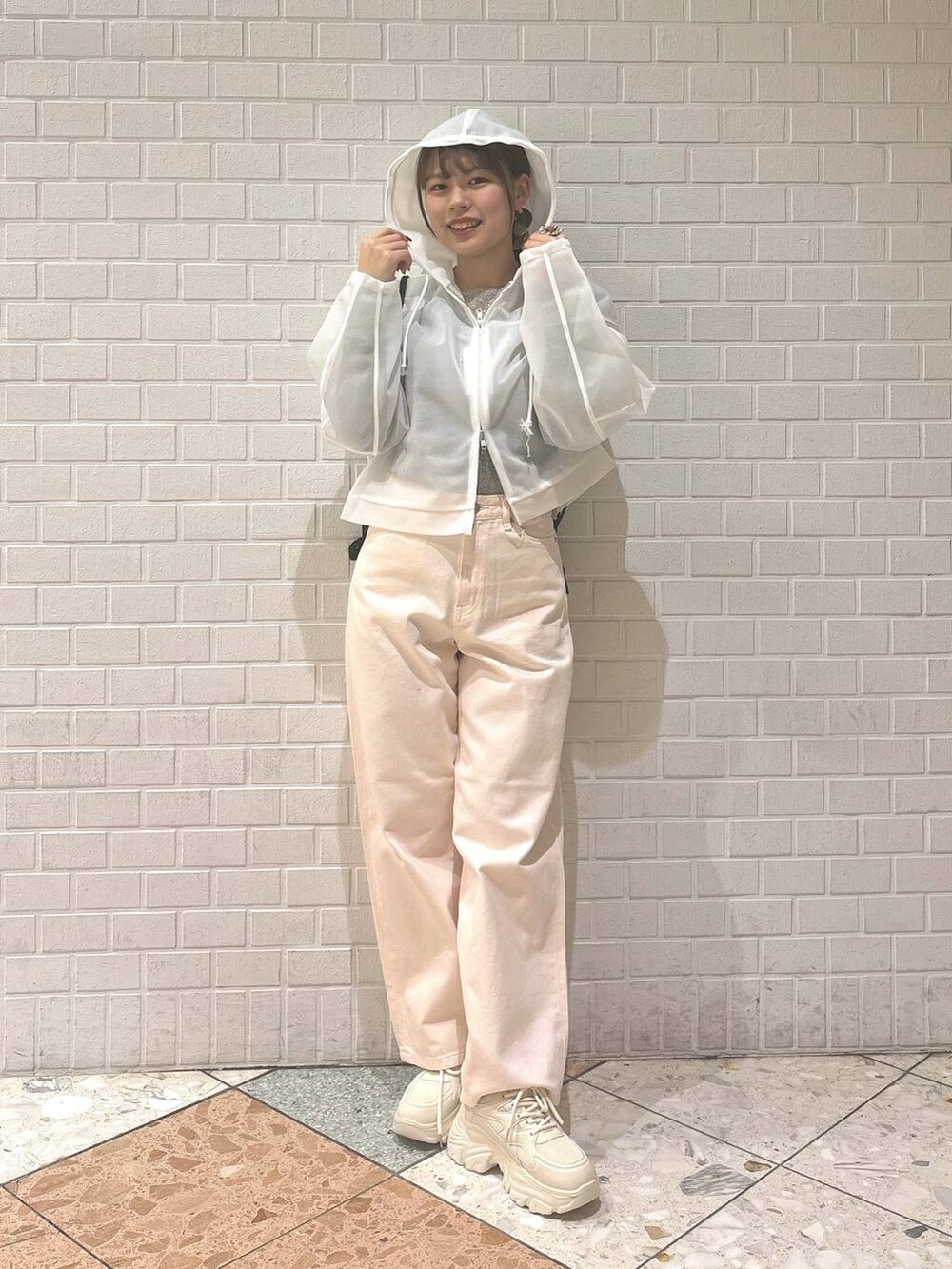 「カジュアル、着痩せ・細見え、差し色コーデ、LOWRYS FARM、春コーデ、デニムパンツ、パーカー」｜「LOWRYS FARMのステンレスデザインネックレス　 136325（ネックレス、シルバー系）」を使った、chipiさん（レディース・158cm）の冬コーディネートの4枚目の写真