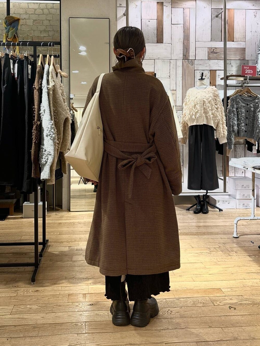 「カジュアル、着痩せ・細見え、差し色コーデ、LOWRYS FARM、冬コーデ、冬アウター、スカート、ブーツ」｜「LOWRYS FARMのヤワラカルイ２ＷＡＹショルダーＢＡＧ 115210（ショルダーバッグ、ホワイト系）」を使った、chipiさん（レディース・158cm）の冬コーディネートの3枚目の写真
