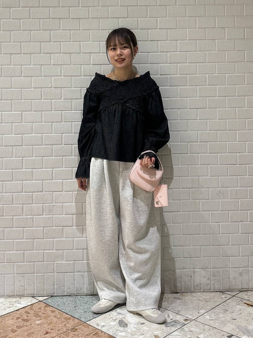 「カジュアル、着痩せ・細見え、差し色コーデ、LOWRYS FARM、春コーデ、スウェットパンツ、ブラウス、スニーカー」｜「LOWRYS FARMのステンレスデザインネックレス　 136325（ネックレス、シルバー系）」を使った、chipiさん（レディース・158cm）の冬コーディネートの5枚目の写真