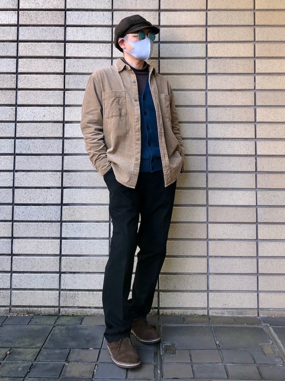 「冬コーデ、私の推しブランド、キャスケット、シャツスタイル、コーデュロイシャツ、スエードブーツ、UNIQLO、カーディガン」｜「古着のアイテム（キャスケット、ブラウン系）」を使った、カツキイサムさん（メンズ・175cm）の冬コーディネートの3枚目の写真
