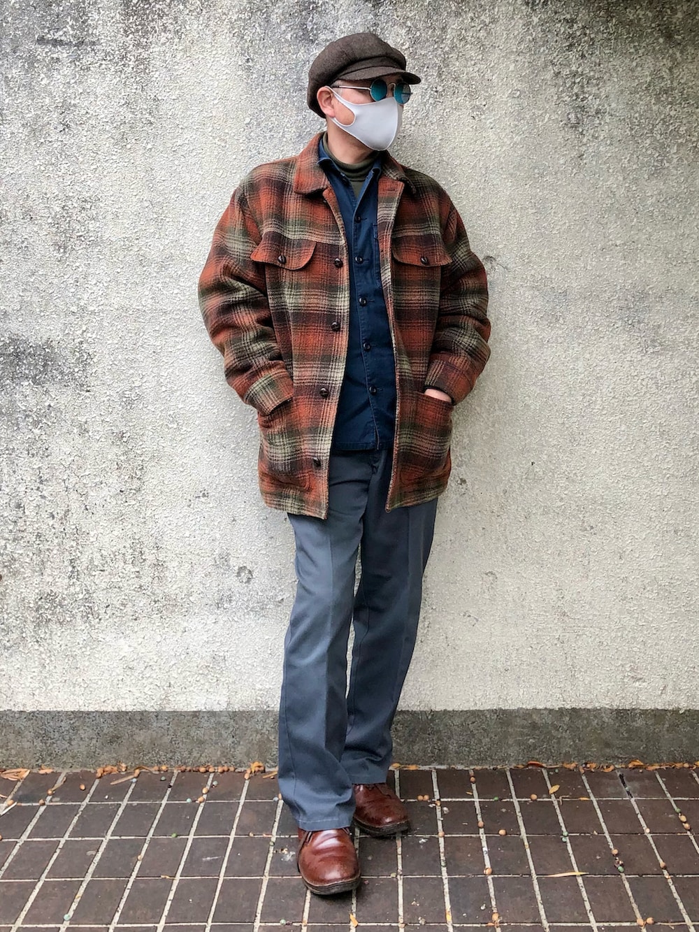 グレー系のTシャツ/カットソー、ブルー系のシャツ/ブラウス、レッド系のステンカラーコートを着用したメンズの冬コーディネートの2枚目の写真