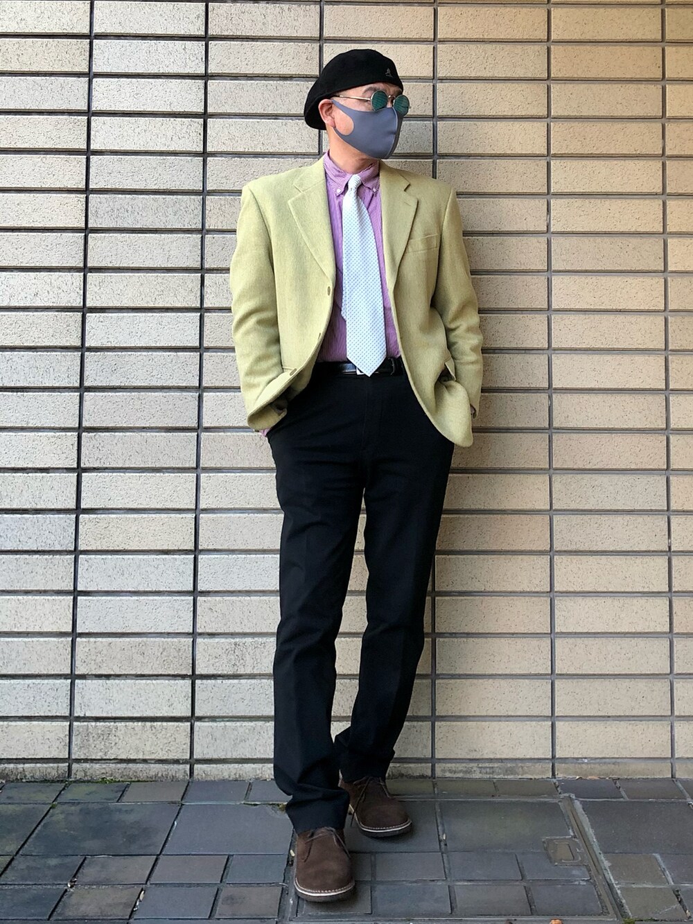ピンク系のシャツ/ブラウス、イエロー系のテーラードジャケット、ブラック系のその他パンツを着用したメンズの冬コーディネートの2枚目の写真