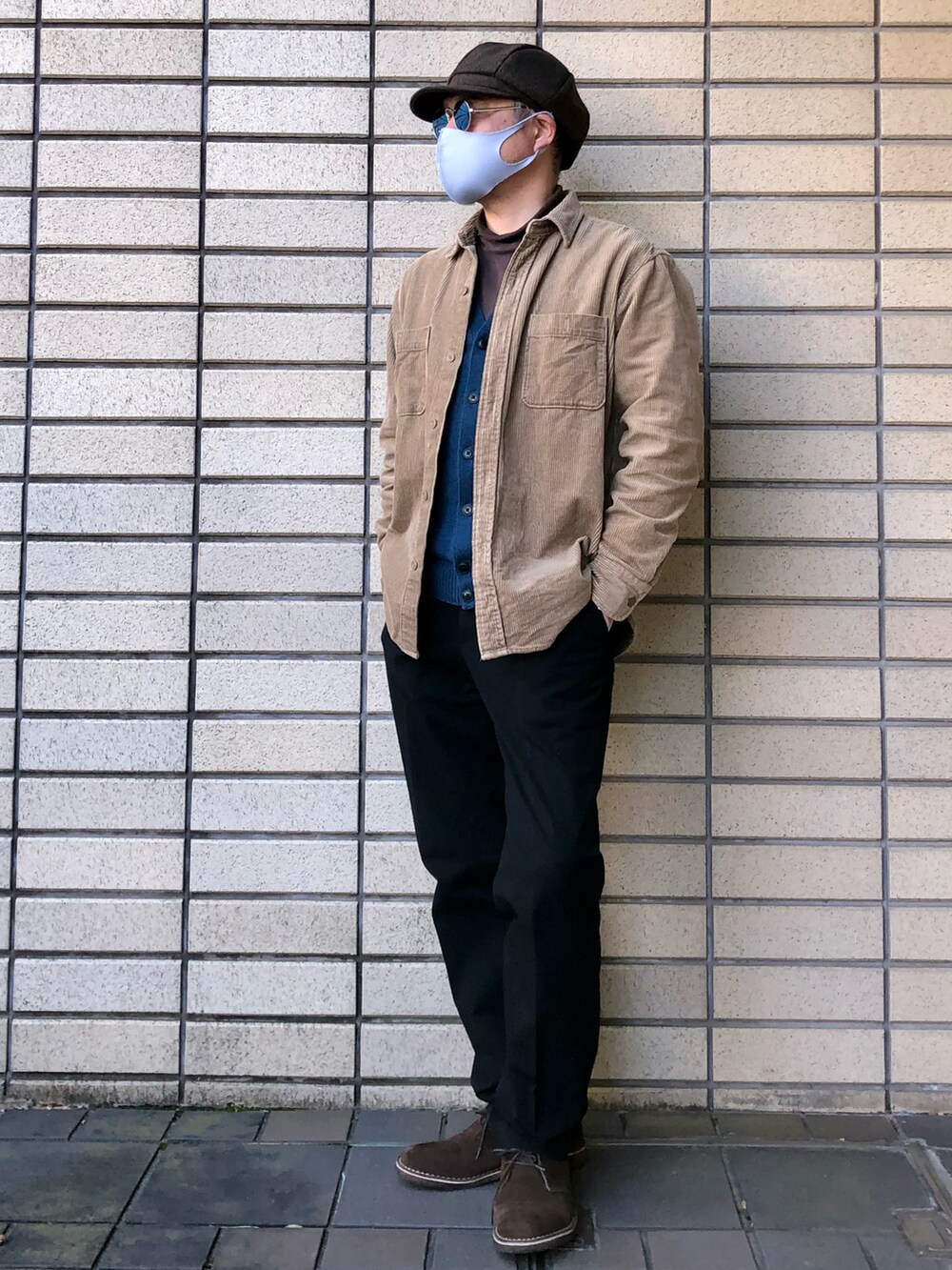 「冬コーデ、私の推しブランド、キャスケット、シャツスタイル、コーデュロイシャツ、スエードブーツ、UNIQLO、カーディガン」｜「古着のアイテム（キャスケット、ブラウン系）」を使った、カツキイサムさん（メンズ・175cm）の冬コーディネートの2枚目の写真