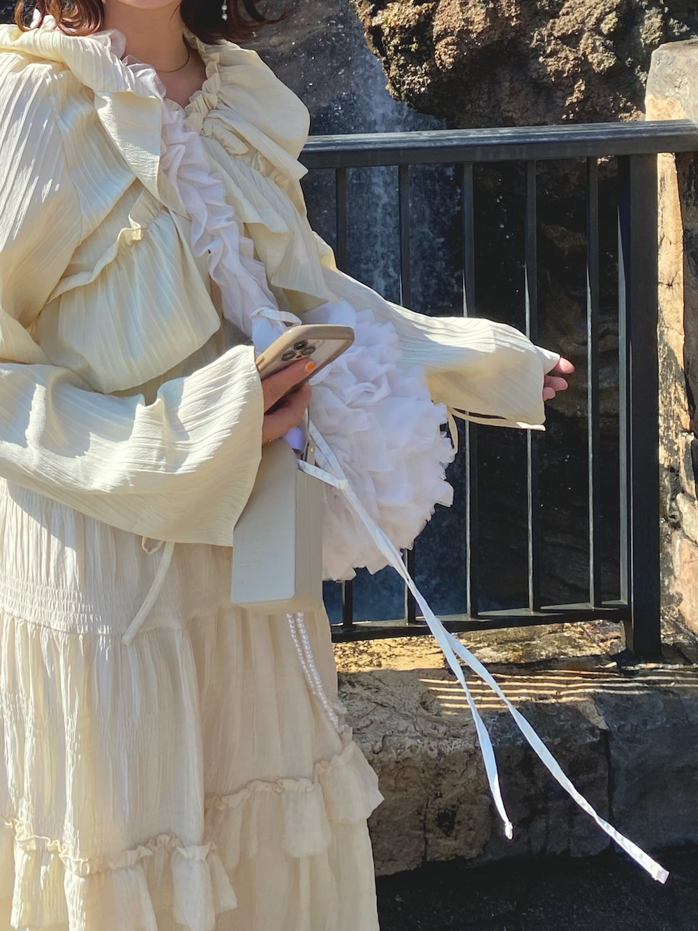 イエロー系のスカート、イエロー系のシャツ/ブラウス、ホワイト系のスニーカーを着用したレディースの冬コーディネートの2枚目の写真