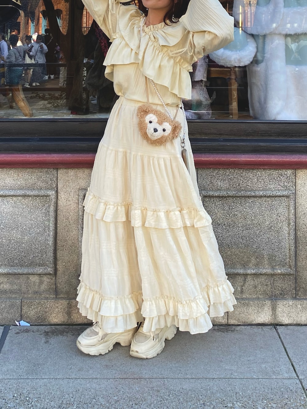 イエロー系のスカート、イエロー系のシャツ/ブラウス、ホワイト系のスニーカーを着用したレディースの冬コーディネートの3枚目の写真