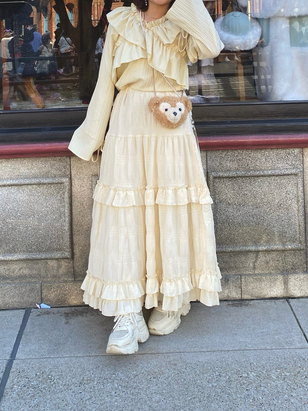 イエロー系のスカート、イエロー系のシャツ/ブラウス、ホワイト系のスニーカーを着用したレディースの冬コーディネートの4枚目の写真