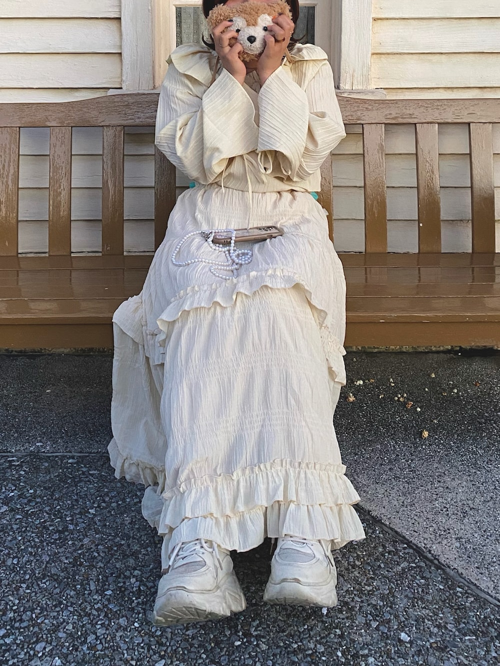 イエロー系のスカート、イエロー系のシャツ/ブラウス、ホワイト系のスニーカーを着用したレディースの冬コーディネートの5枚目の写真