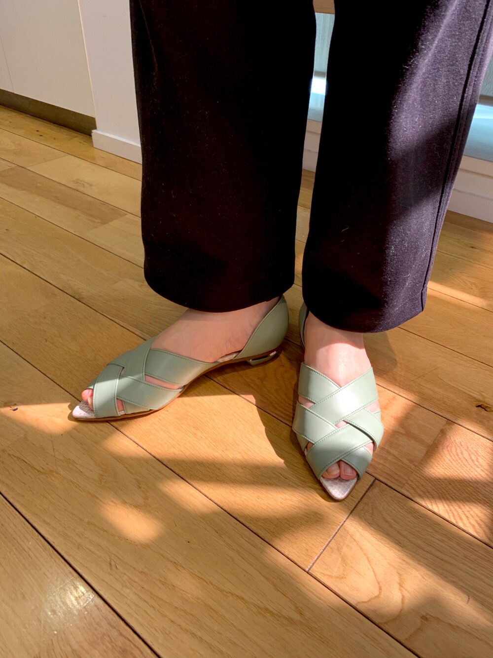 ブラック系のパンプス、ブラック系のその他パンツ、グリーン系のシャツ/ブラウスを着用したレディースの春コーディネートの2枚目の写真