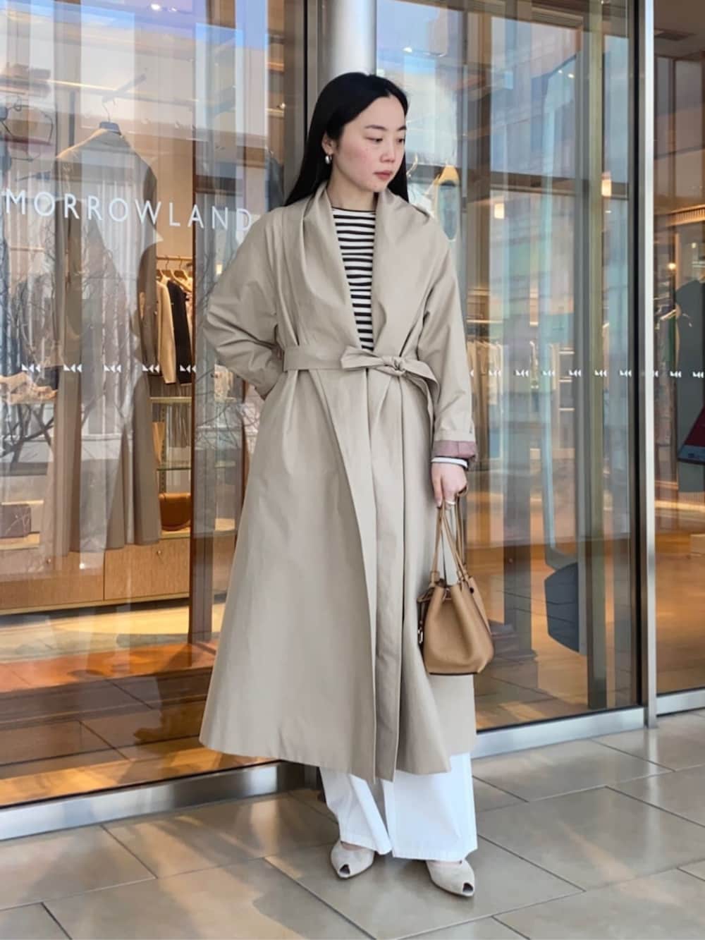 ホワイト系のその他パンツ、ベージュ系のその他アウター、ブラック系のTシャツ/カットソーを着用したレディースの春コーディネートの4枚目の写真